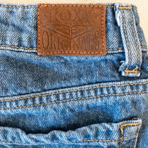 Roxy Originals High Rise Distressed Denim Shorts Size 27 – Frayed Hem 100% Cotto - Picture 3 of 5